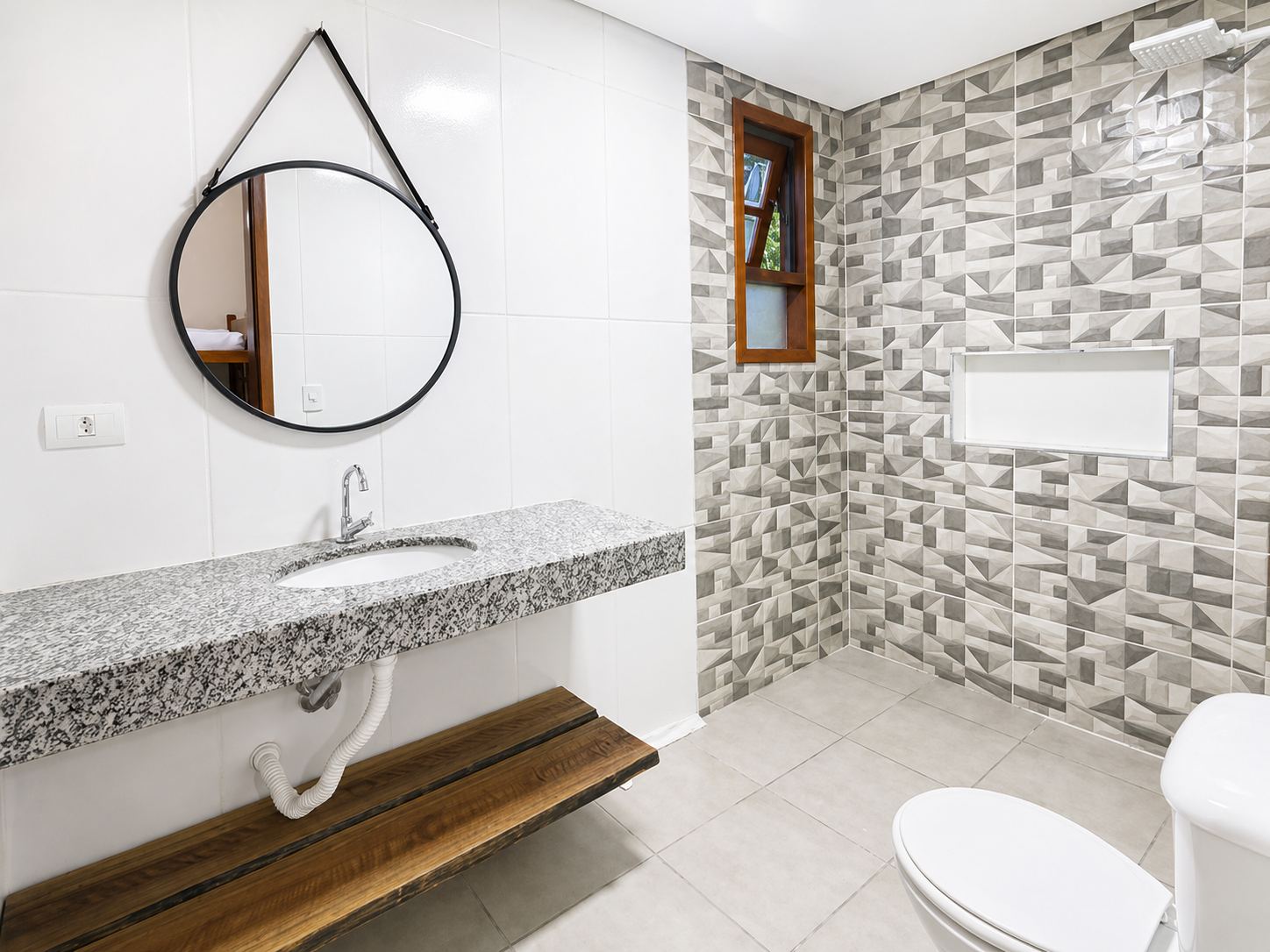 Banheiro amplo e organizado