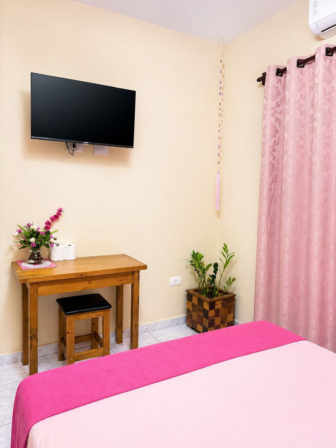 Quarto com TV e ar-condicionado